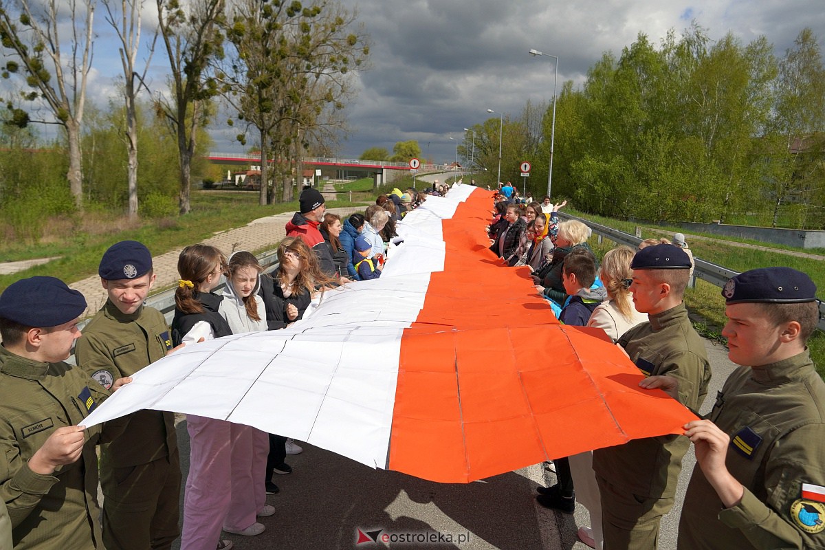 Najdłuższa flaga Polski jaka powstała w Ostrołęce [26.04.2023] - zdjęcie #2 - eOstroleka.pl