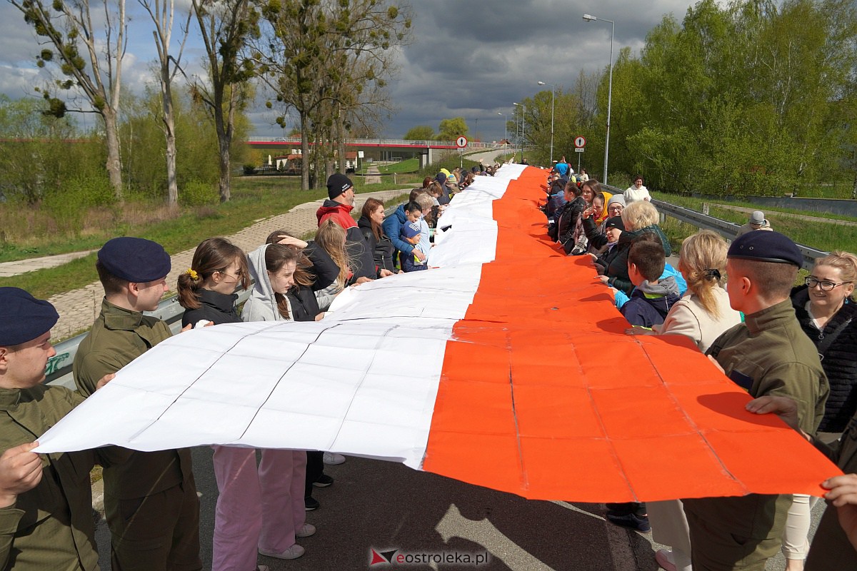 Najdłuższa flaga Polski jaka powstała w Ostrołęce [26.04.2023] - zdjęcie #1 - eOstroleka.pl