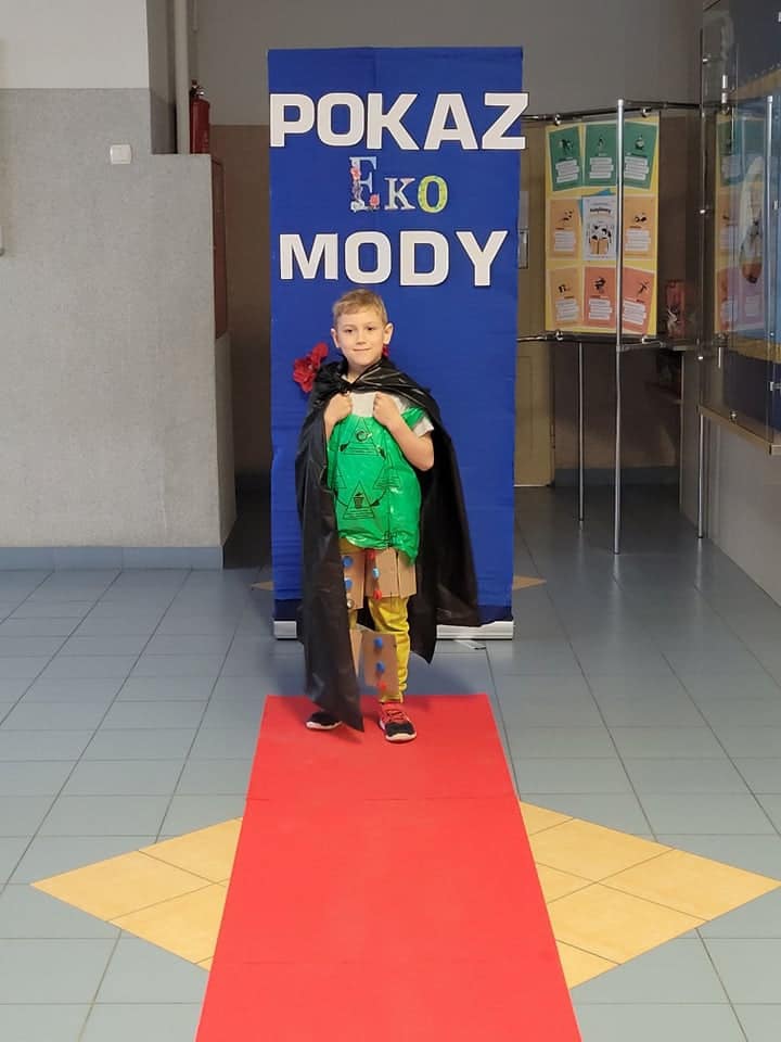 Pokaz mody ekologicznej w Szkole Podstawowej nr 2 w Ostrołęce - zdjęcie #1 - eOstroleka.pl