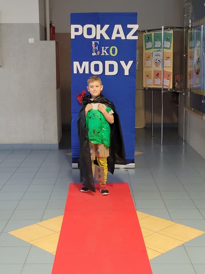 Pokaz mody ekologicznej w Szkole Podstawowej nr 2 w Ostrołęce - zdjęcie #42 - eOstroleka.pl