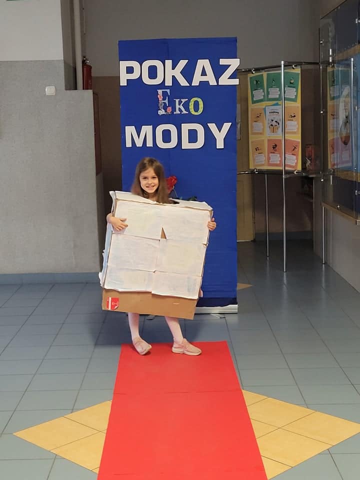 Pokaz mody ekologicznej w Szkole Podstawowej nr 2 w Ostrołęce - zdjęcie #41 - eOstroleka.pl