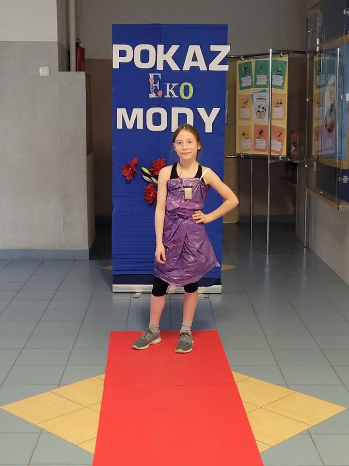 Pokaz mody ekologicznej w Szkole Podstawowej nr 2 w Ostrołęce - zdjęcie #3 - eOstroleka.pl