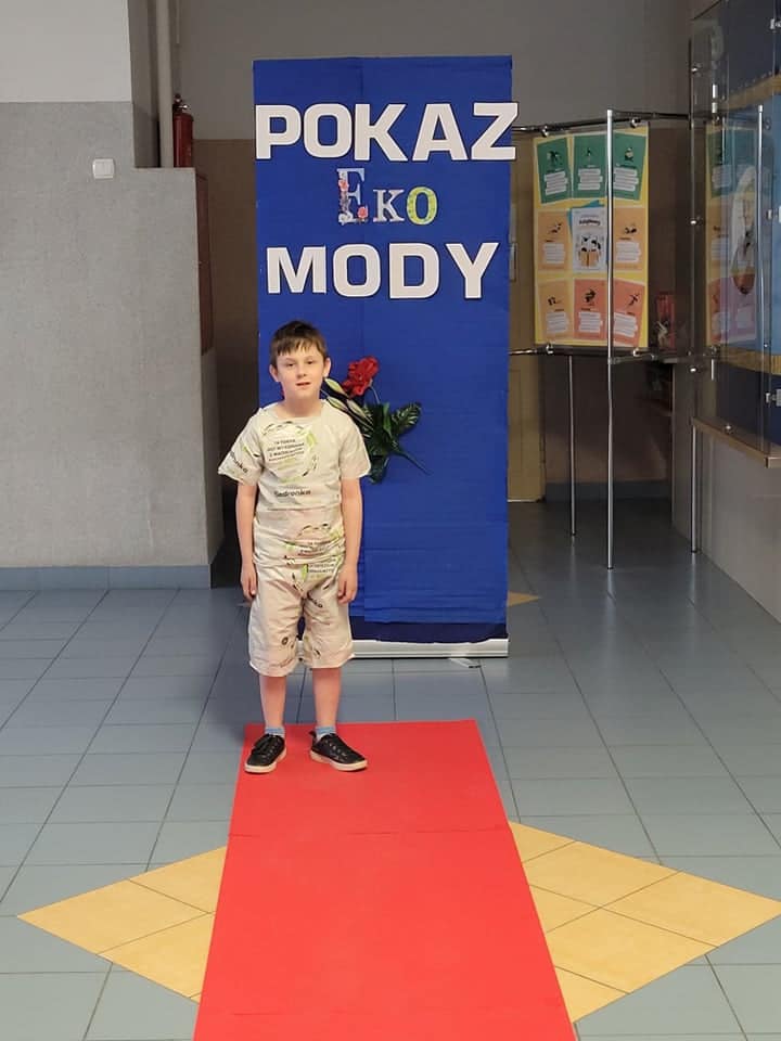 Pokaz mody ekologicznej w Szkole Podstawowej nr 2 w Ostrołęce - zdjęcie #5 - eOstroleka.pl