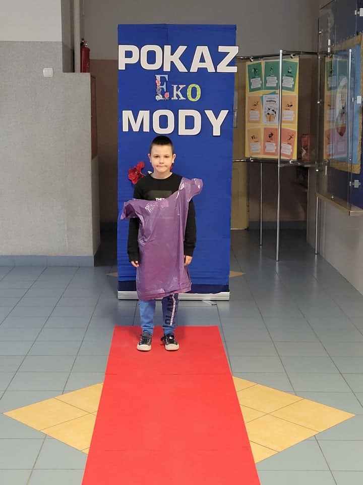 Pokaz mody ekologicznej w Szkole Podstawowej nr 2 w Ostrołęce - zdjęcie #8 - eOstroleka.pl