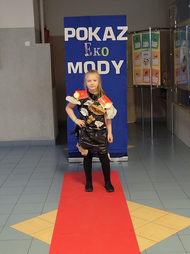 Pokaz mody ekologicznej w Szkole Podstawowej nr 2 w Ostrołęce - zdjęcie #33 - eOstroleka.pl