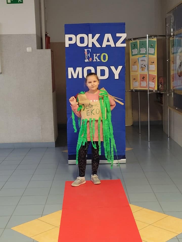 Pokaz mody ekologicznej w Szkole Podstawowej nr 2 w Ostrołęce - zdjęcie #13 - eOstroleka.pl
