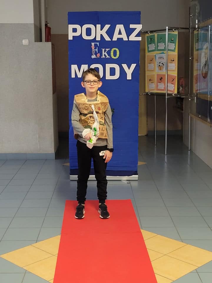 Pokaz mody ekologicznej w Szkole Podstawowej nr 2 w Ostrołęce - zdjęcie #14 - eOstroleka.pl