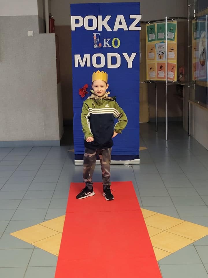 Pokaz mody ekologicznej w Szkole Podstawowej nr 2 w Ostrołęce - zdjęcie #28 - eOstroleka.pl