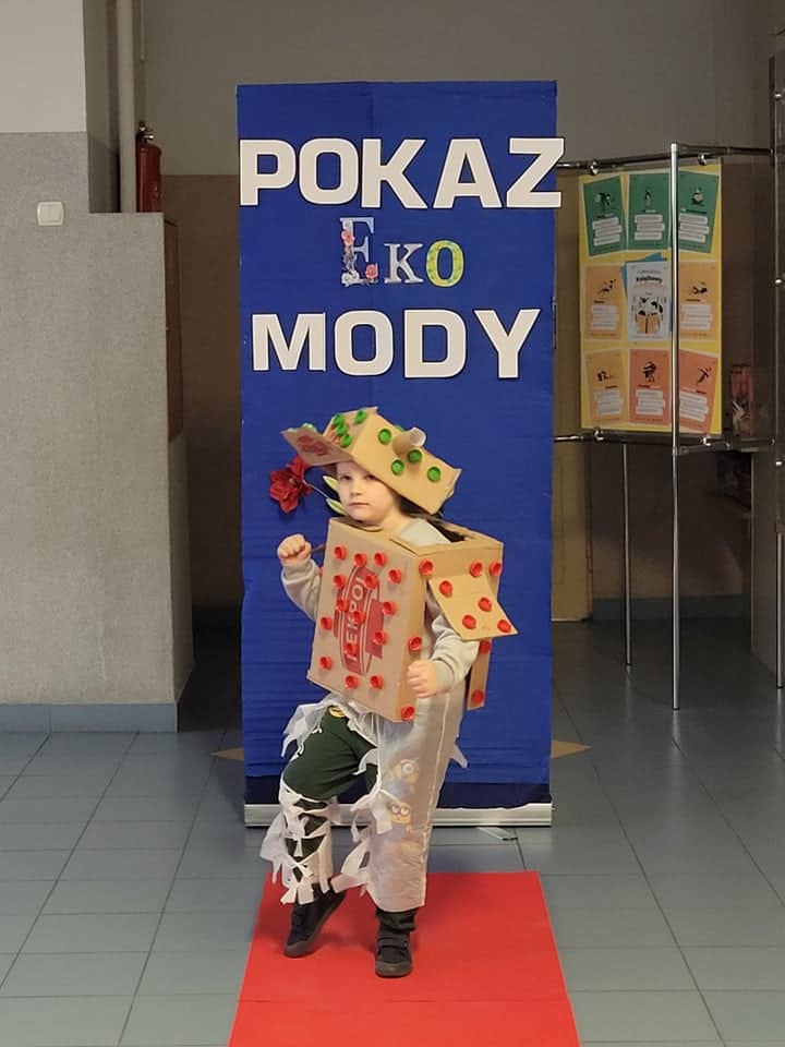 Pokaz mody ekologicznej w Szkole Podstawowej nr 2 w Ostrołęce - zdjęcie #17 - eOstroleka.pl
