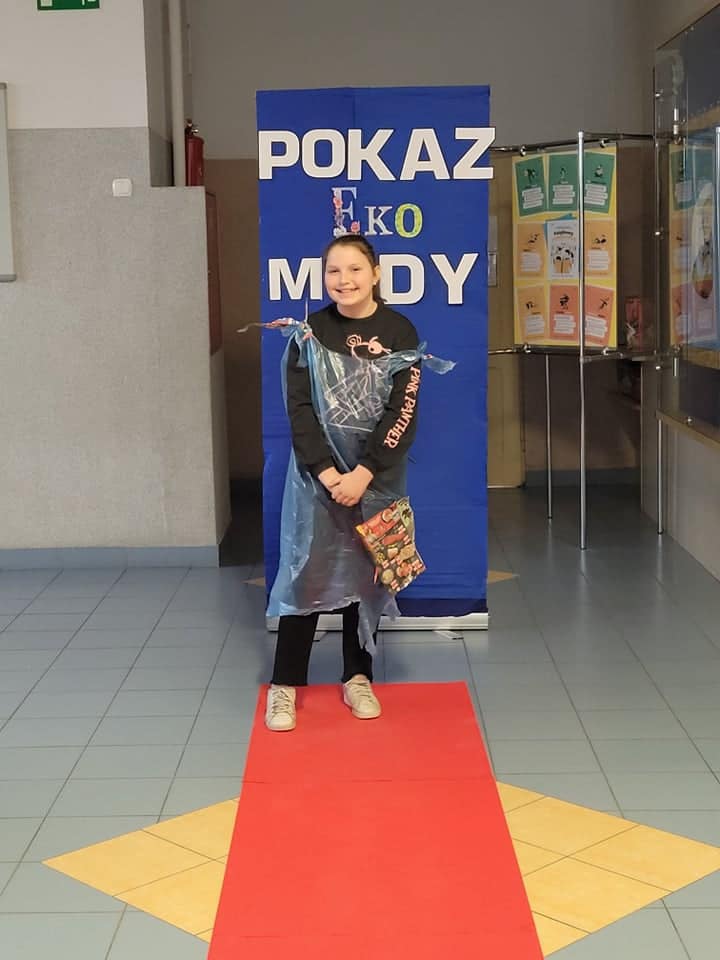 Pokaz mody ekologicznej w Szkole Podstawowej nr 2 w Ostrołęce - zdjęcie #19 - eOstroleka.pl