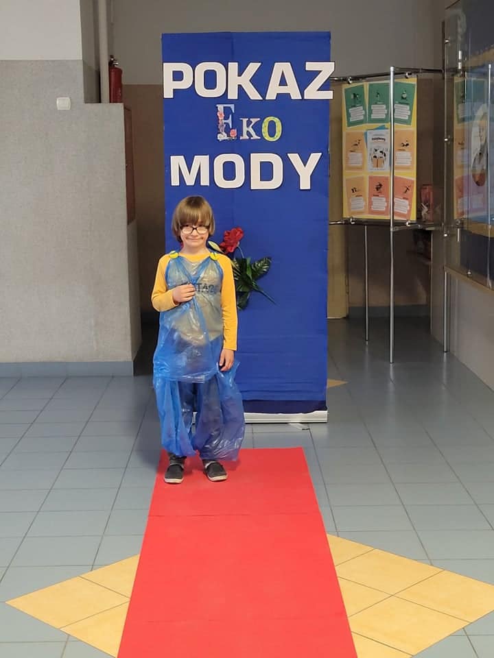 Pokaz mody ekologicznej w Szkole Podstawowej nr 2 w Ostrołęce - zdjęcie #23 - eOstroleka.pl