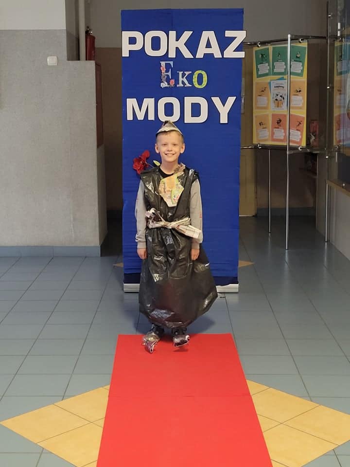 Pokaz mody ekologicznej w Szkole Podstawowej nr 2 w Ostrołęce - zdjęcie #22 - eOstroleka.pl