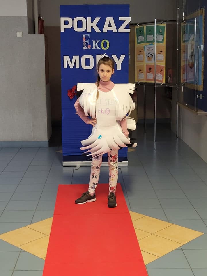 Pokaz mody ekologicznej w Szkole Podstawowej nr 2 w Ostrołęce - zdjęcie #22 - eOstroleka.pl