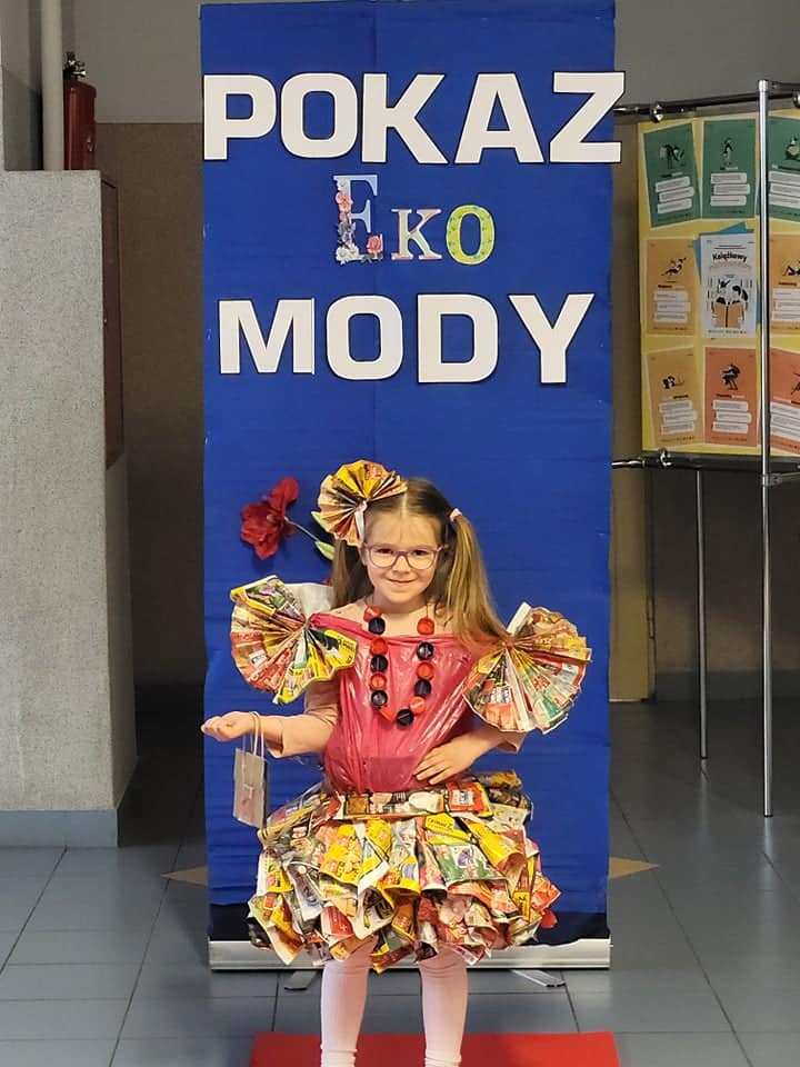 Pokaz mody ekologicznej w Szkole Podstawowej nr 2 w Ostrołęce - zdjęcie #23 - eOstroleka.pl