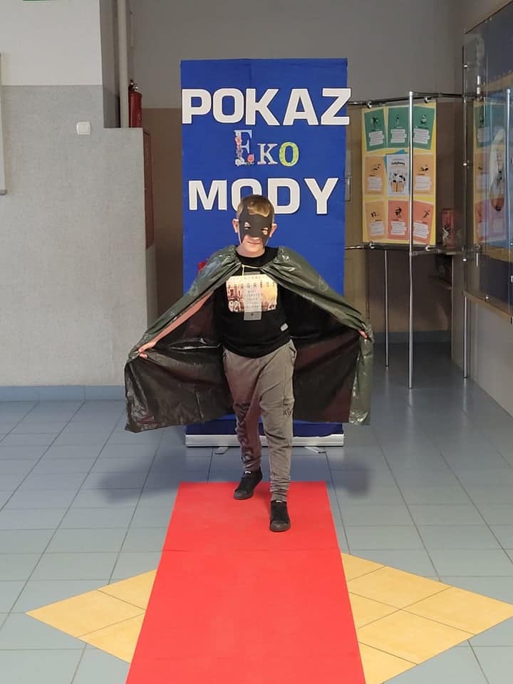 Pokaz mody ekologicznej w Szkole Podstawowej nr 2 w Ostrołęce - zdjęcie #19 - eOstroleka.pl