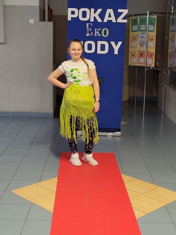 Pokaz mody ekologicznej w Szkole Podstawowej nr 2 w Ostrołęce - zdjęcie #25 - eOstroleka.pl