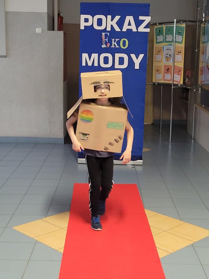 Pokaz mody ekologicznej w Szkole Podstawowej nr 2 w Ostrołęce - zdjęcie #17 - eOstroleka.pl