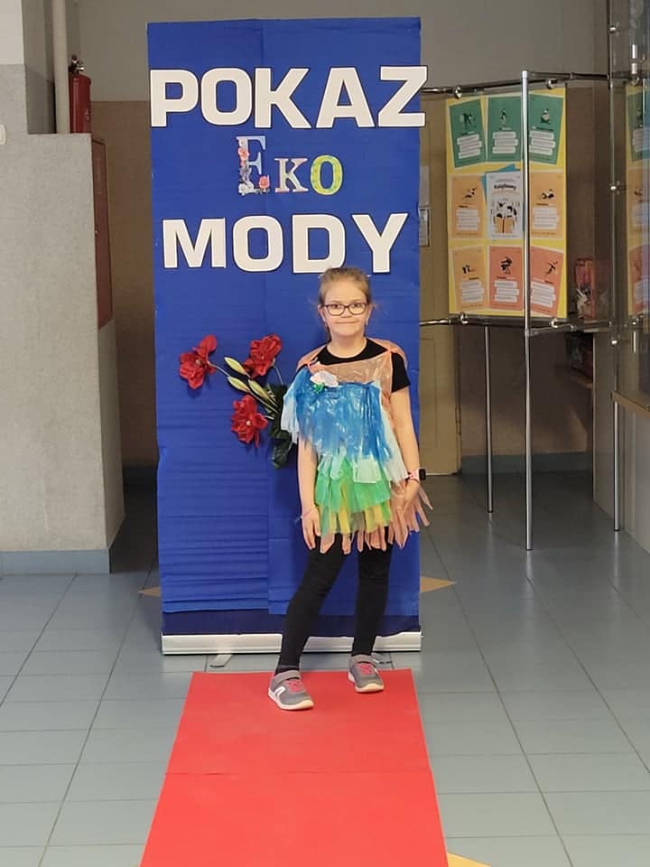 Pokaz mody ekologicznej w Szkole Podstawowej nr 2 w Ostrołęce - zdjęcie #15 - eOstroleka.pl