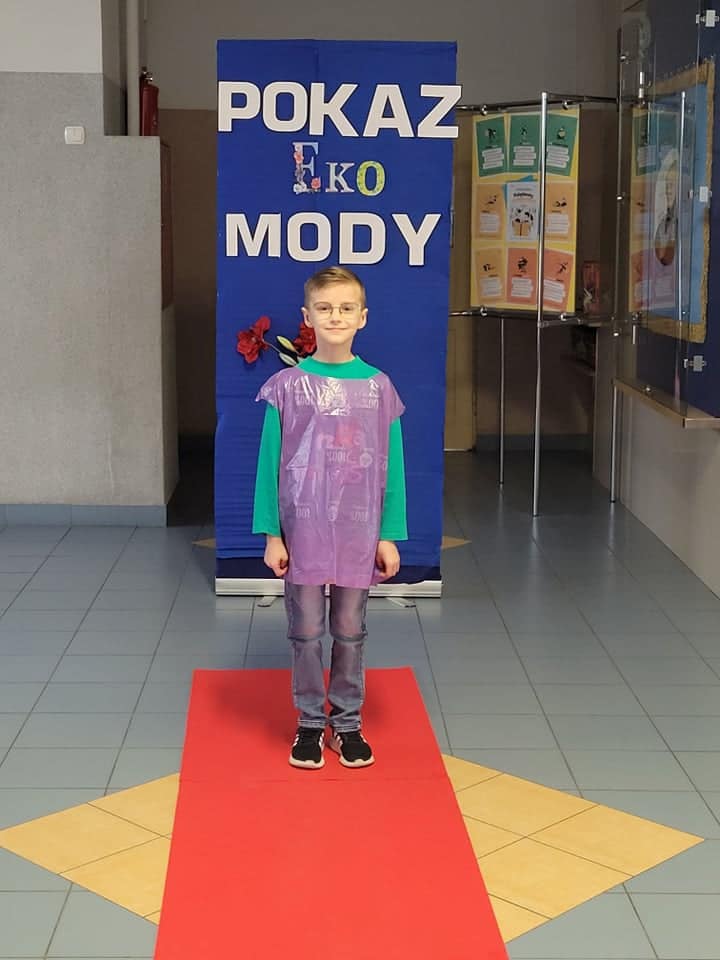 Pokaz mody ekologicznej w Szkole Podstawowej nr 2 w Ostrołęce - zdjęcie #29 - eOstroleka.pl