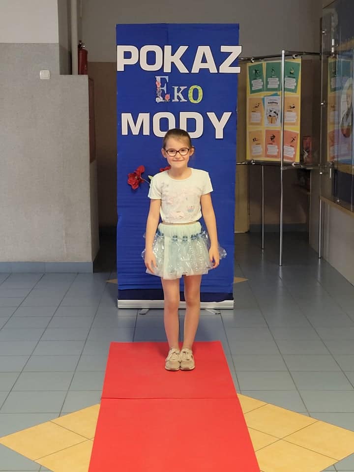 Pokaz mody ekologicznej w Szkole Podstawowej nr 2 w Ostrołęce - zdjęcie #30 - eOstroleka.pl