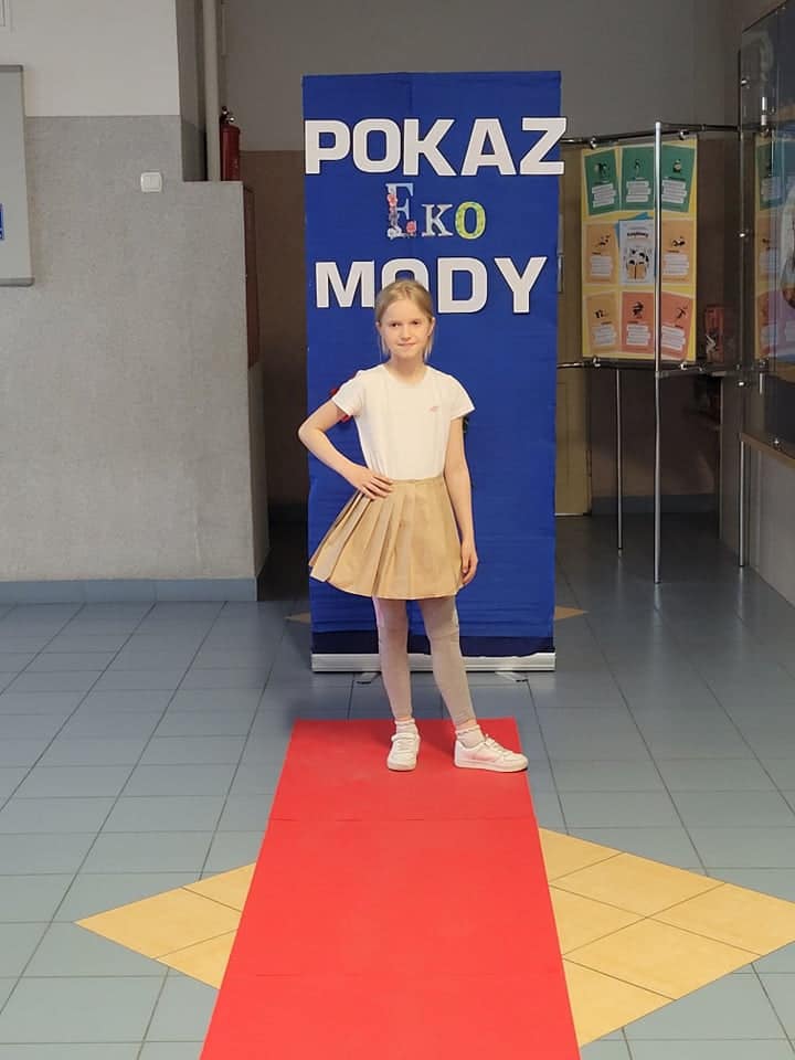 Pokaz mody ekologicznej w Szkole Podstawowej nr 2 w Ostrołęce - zdjęcie #31 - eOstroleka.pl