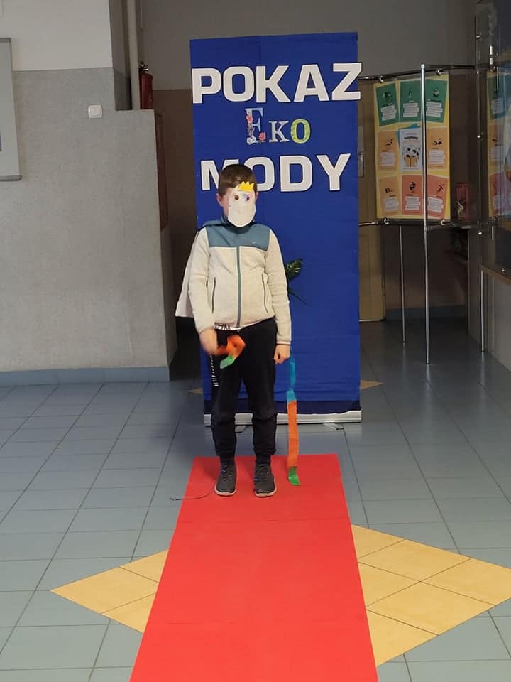 Pokaz mody ekologicznej w Szkole Podstawowej nr 2 w Ostrołęce - zdjęcie #32 - eOstroleka.pl