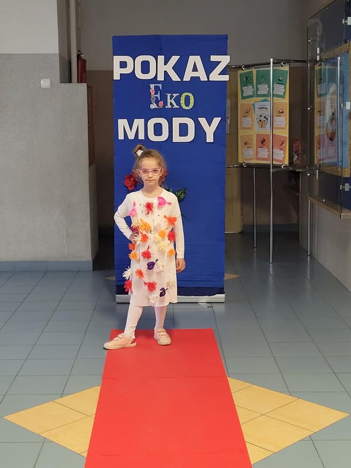 Pokaz mody ekologicznej w Szkole Podstawowej nr 2 w Ostrołęce - zdjęcie #9 - eOstroleka.pl
