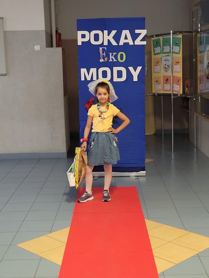 Pokaz mody ekologicznej w Szkole Podstawowej nr 2 w Ostrołęce - zdjęcie #6 - eOstroleka.pl