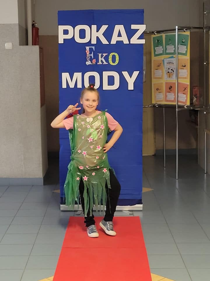Pokaz mody ekologicznej w Szkole Podstawowej nr 2 w Ostrołęce - zdjęcie #38 - eOstroleka.pl