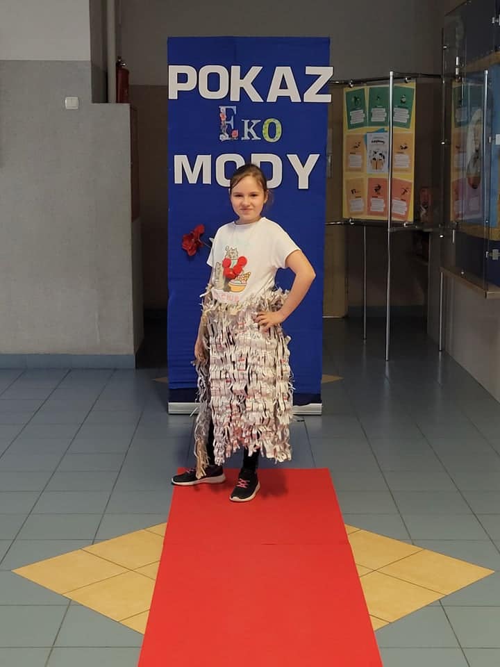 Pokaz mody ekologicznej w Szkole Podstawowej nr 2 w Ostrołęce - zdjęcie #4 - eOstroleka.pl