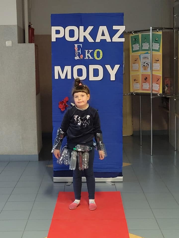 Pokaz mody ekologicznej w Szkole Podstawowej nr 2 w Ostrołęce - zdjęcie #2 - eOstroleka.pl