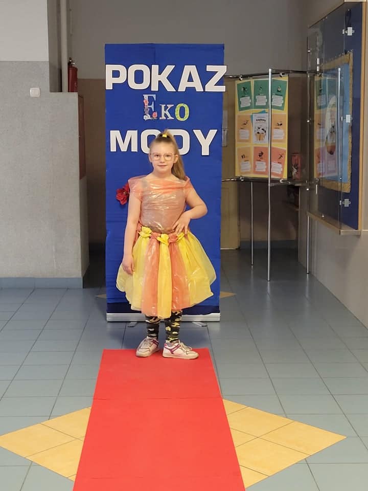 Pokaz mody ekologicznej w Szkole Podstawowej nr 2 w Ostrołęce - zdjęcie #1 - eOstroleka.pl