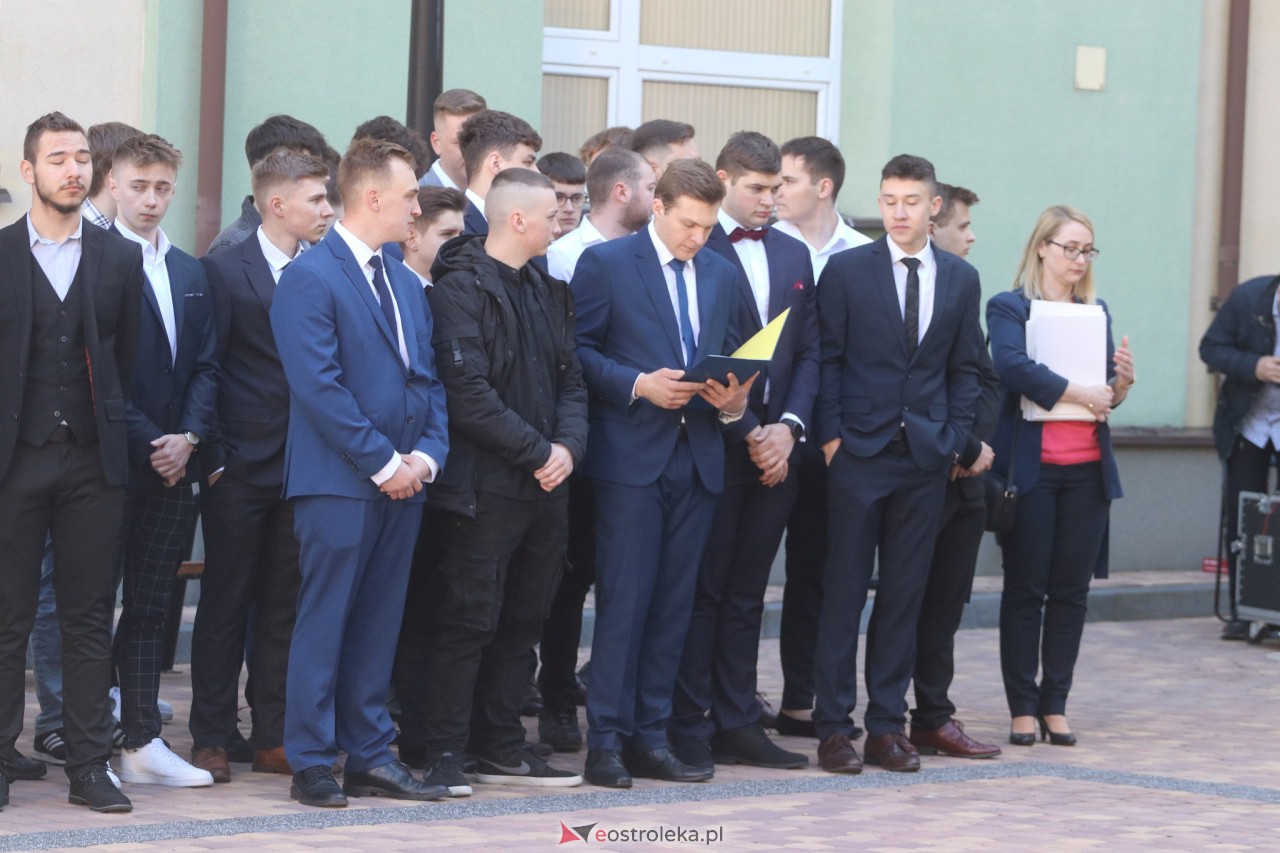 Zakończenie roku szkolnego klas maturalnych III LO [28.04.2023] - zdjęcie #7 - eOstroleka.pl