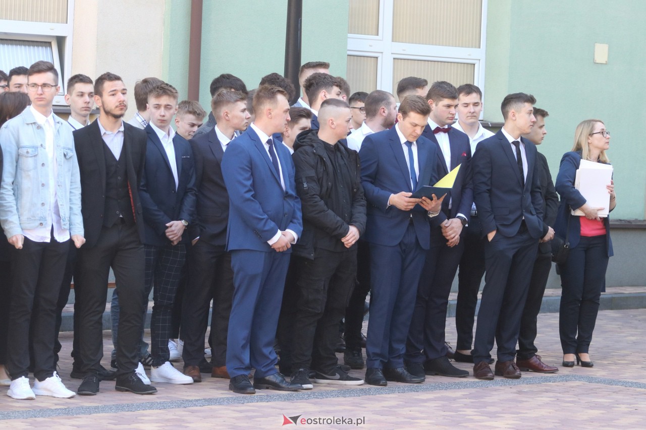 Zakończenie roku szkolnego klas maturalnych III LO [28.04.2023] - zdjęcie #8 - eOstroleka.pl