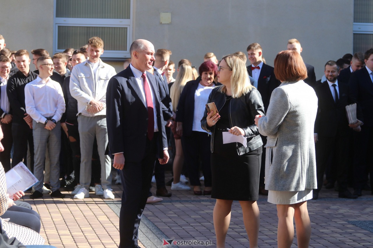 Zakończenie roku szkolnego klas maturalnych III LO [28.04.2023] - zdjęcie #9 - eOstroleka.pl