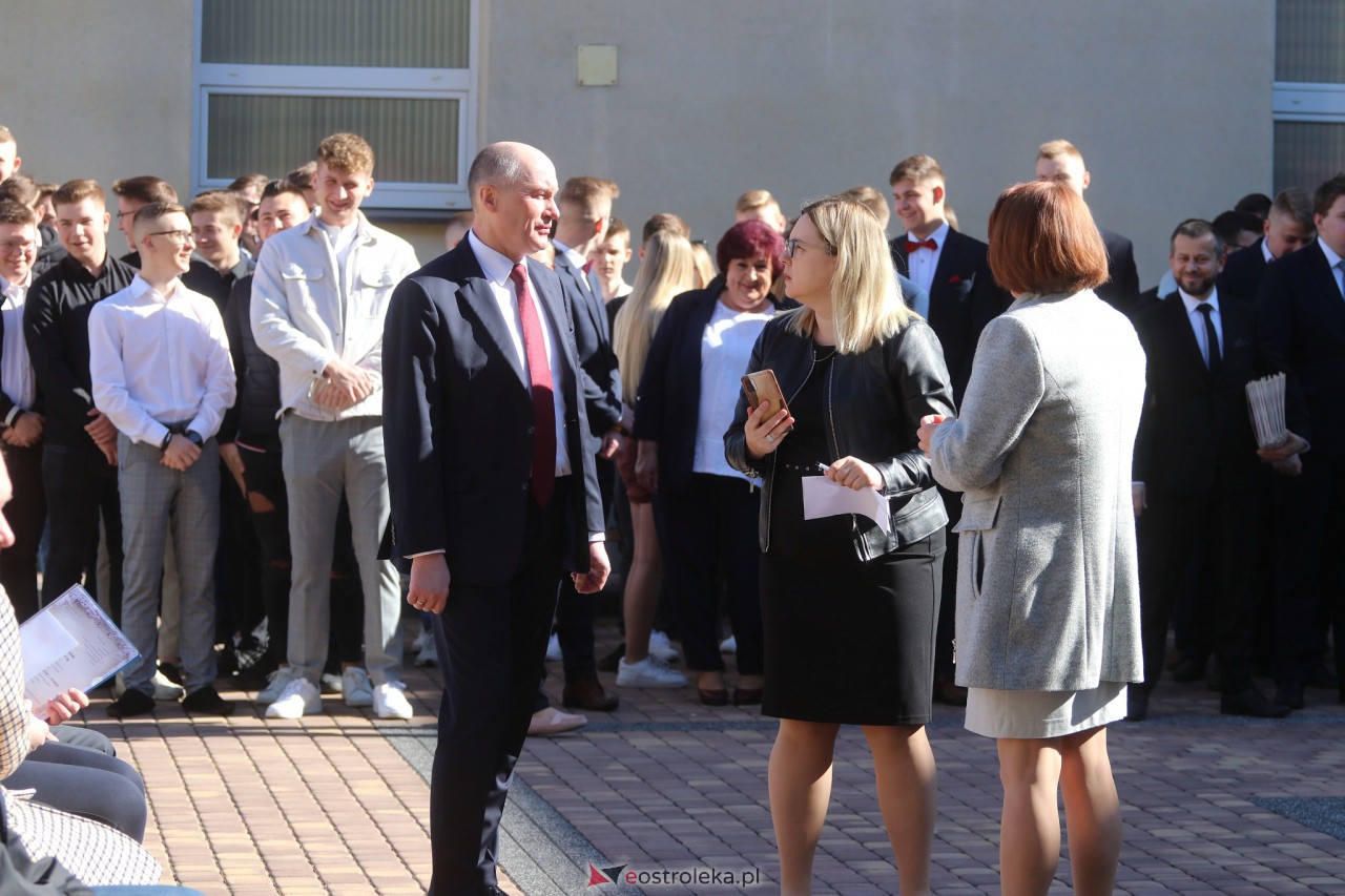 Zakończenie roku szkolnego klas maturalnych III LO [28.04.2023] - zdjęcie #154 - eOstroleka.pl