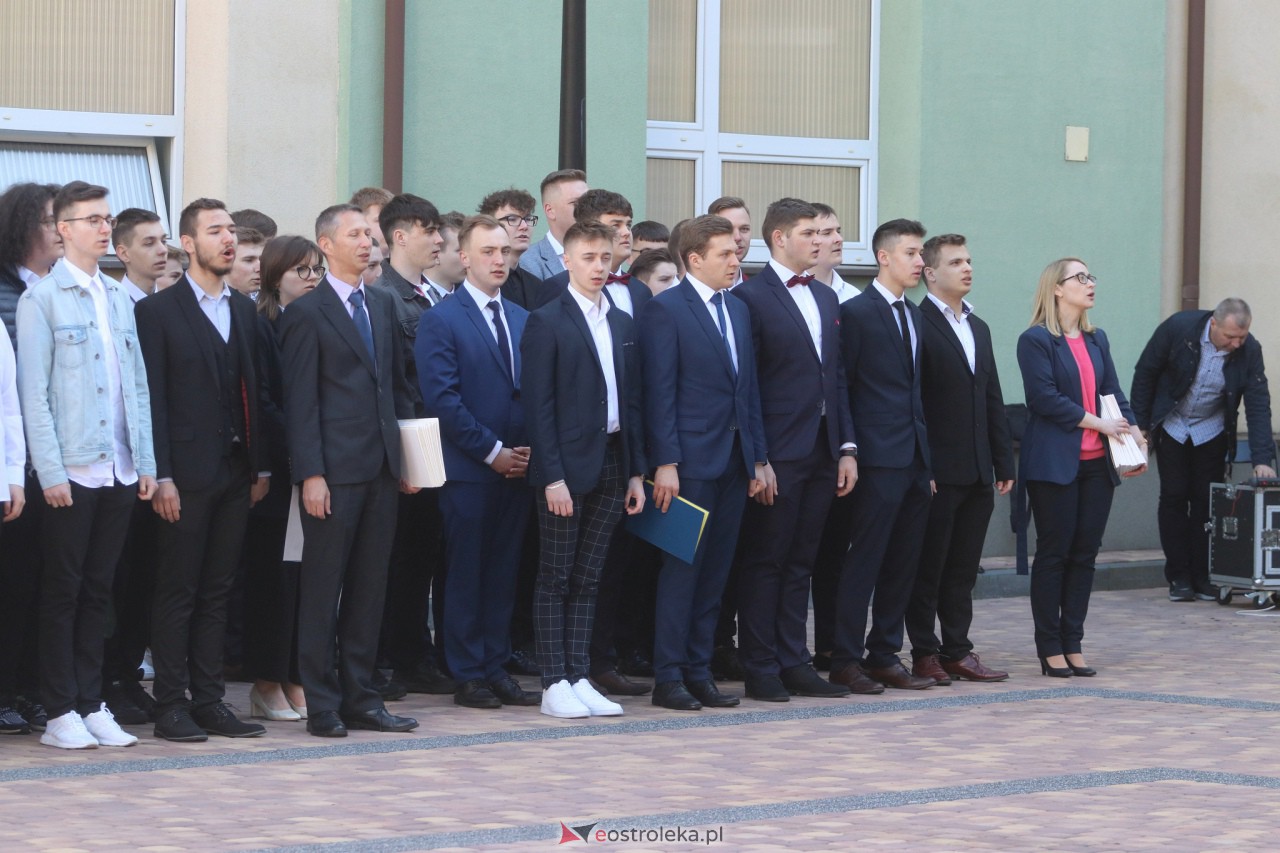 Zakończenie roku szkolnego klas maturalnych III LO [28.04.2023] - zdjęcie #16 - eOstroleka.pl