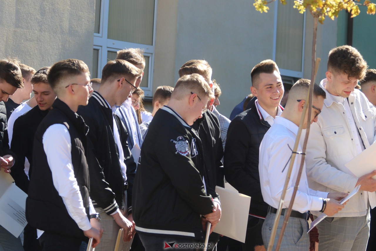 Zakończenie roku szkolnego klas maturalnych III LO [28.04.2023] - zdjęcie #23 - eOstroleka.pl