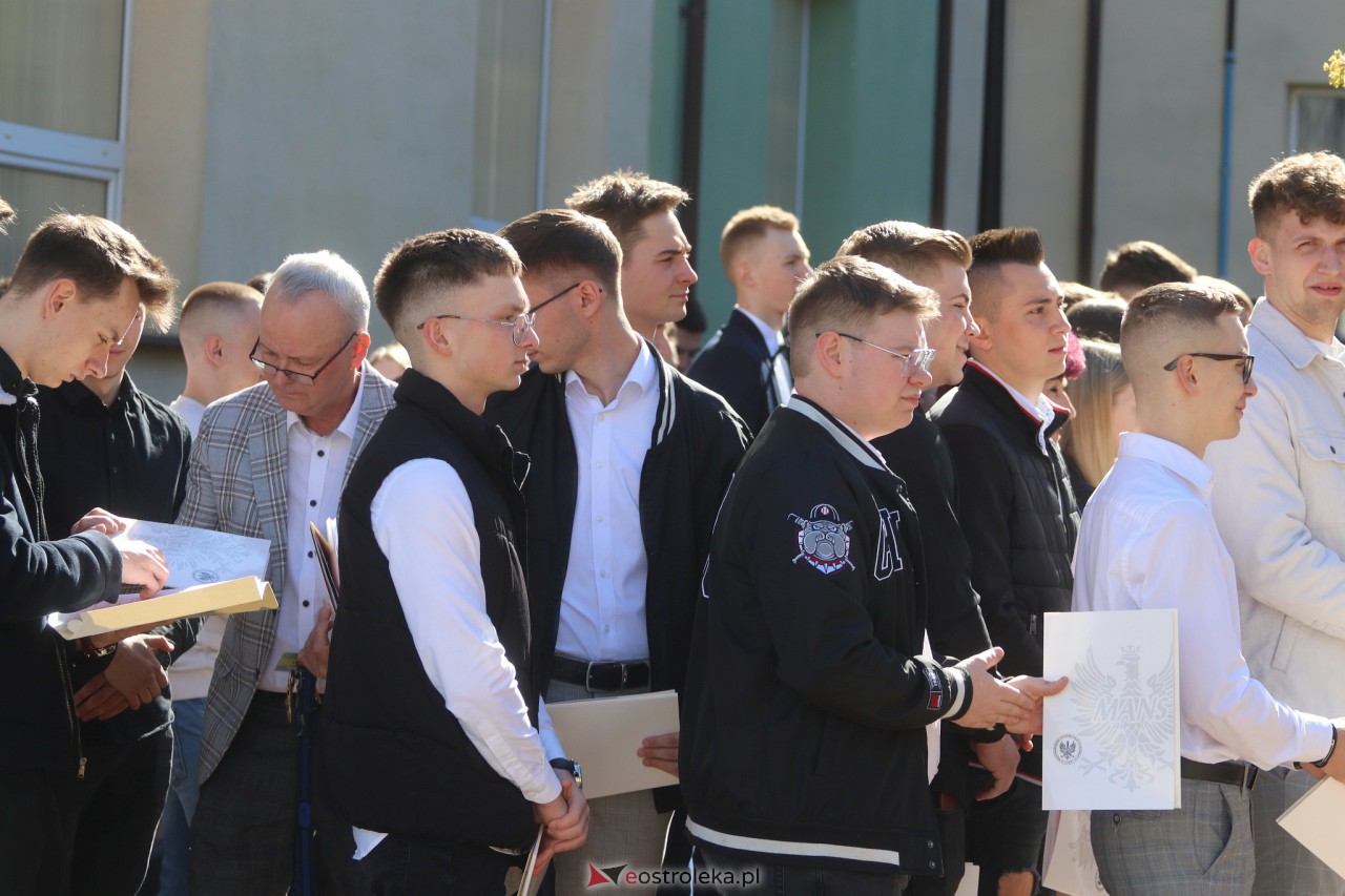 Zakończenie roku szkolnego klas maturalnych III LO [28.04.2023] - zdjęcie #112 - eOstroleka.pl