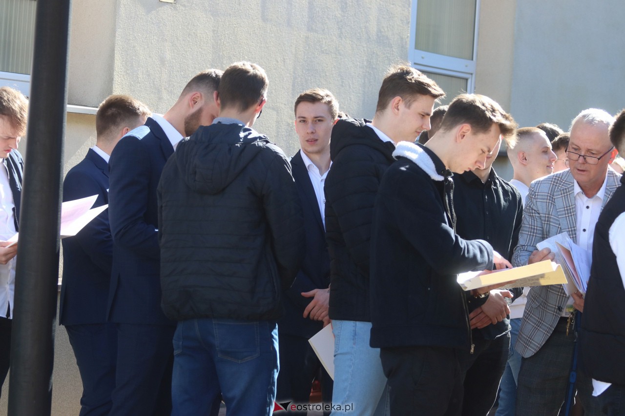 Zakończenie roku szkolnego klas maturalnych III LO [28.04.2023] - zdjęcie #111 - eOstroleka.pl