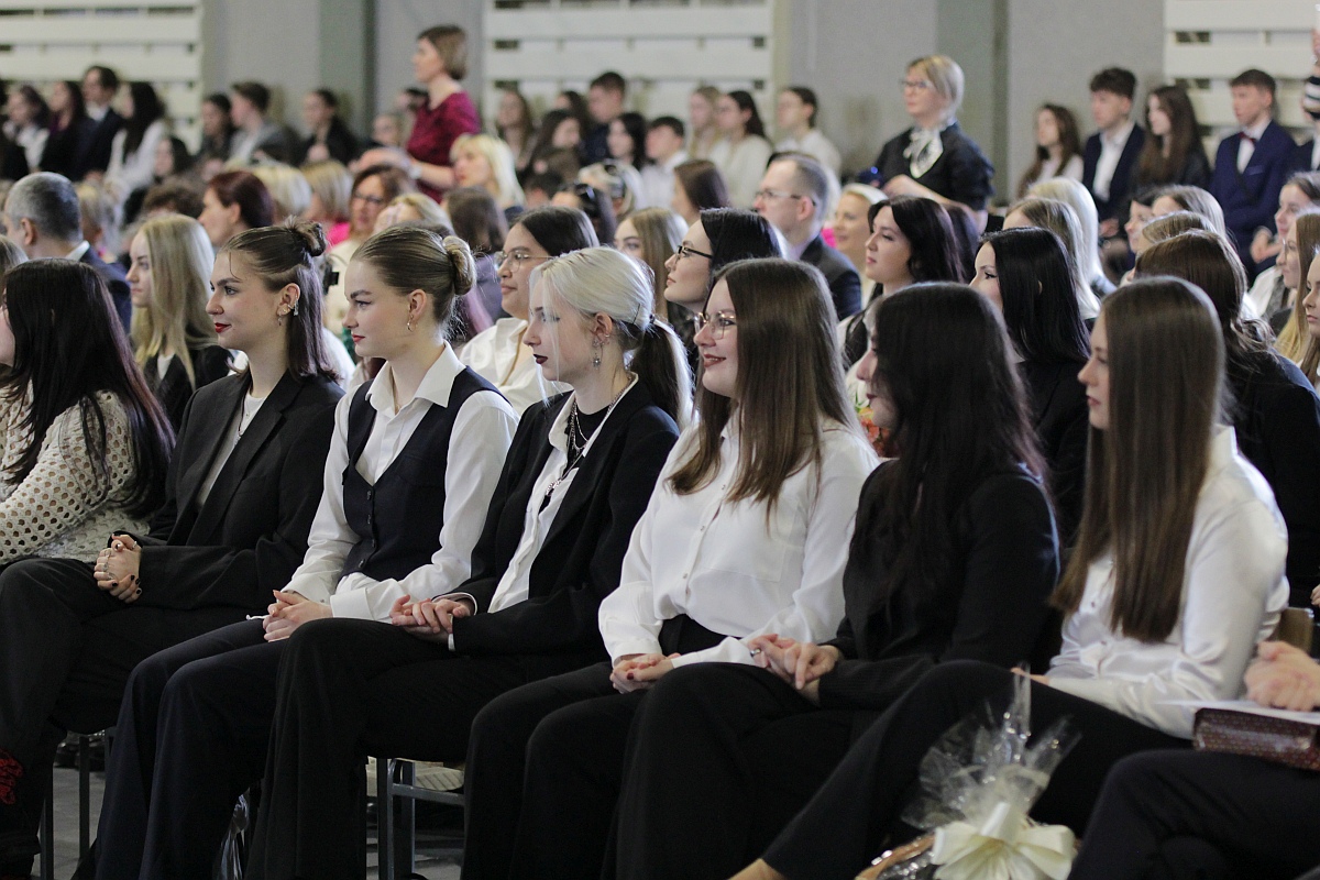 Zakończenie roku szkolnego klas maturalnych III LO [28.04.2023] - zdjęcie #94 - eOstroleka.pl