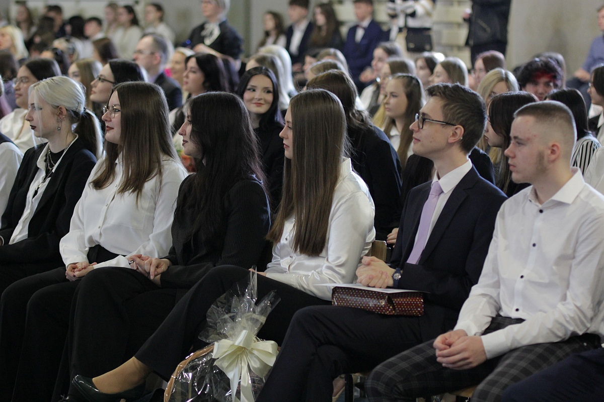 Zakończenie roku szkolnego klas maturalnych III LO [28.04.2023] - zdjęcie #93 - eOstroleka.pl