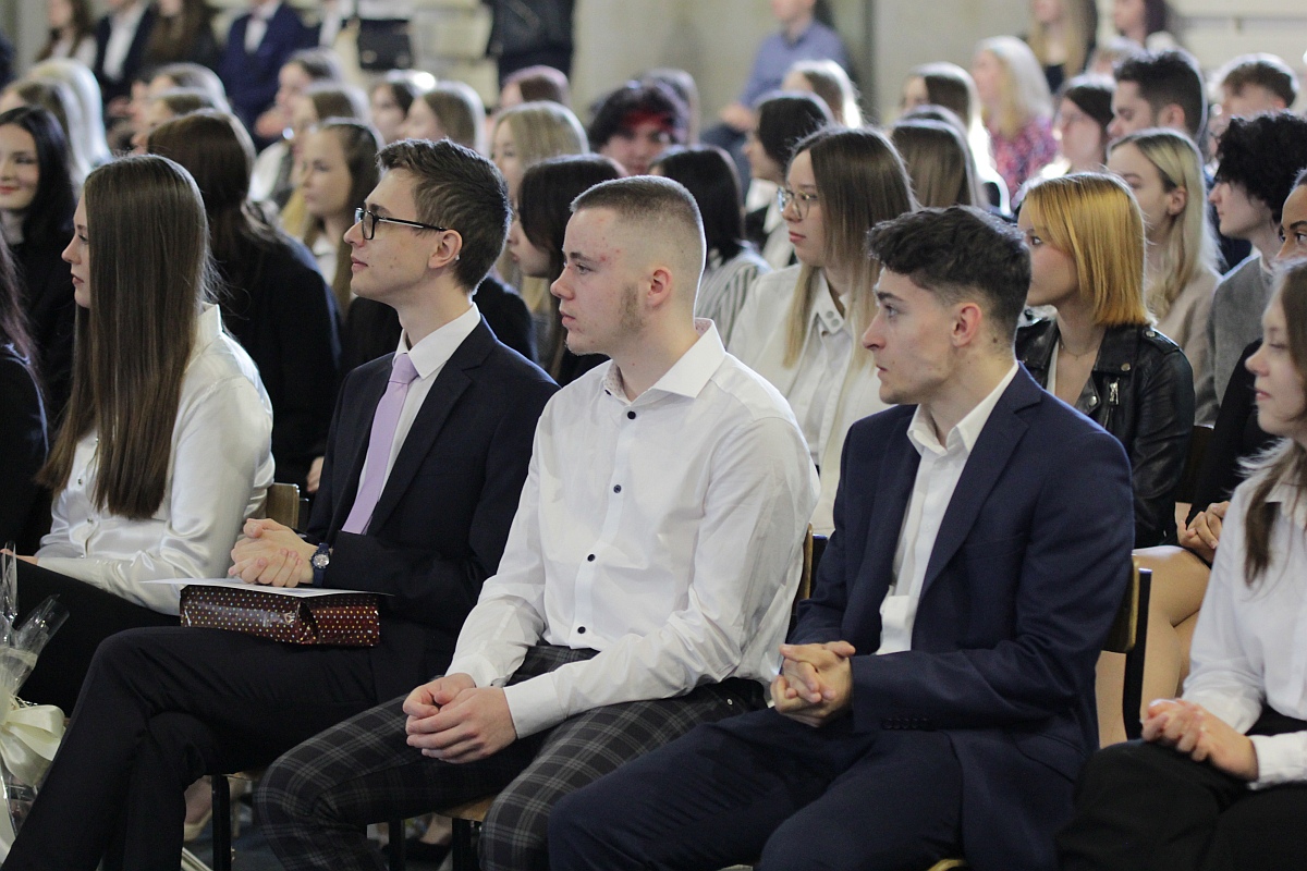 Zakończenie roku szkolnego klas maturalnych III LO [28.04.2023] - zdjęcie #92 - eOstroleka.pl