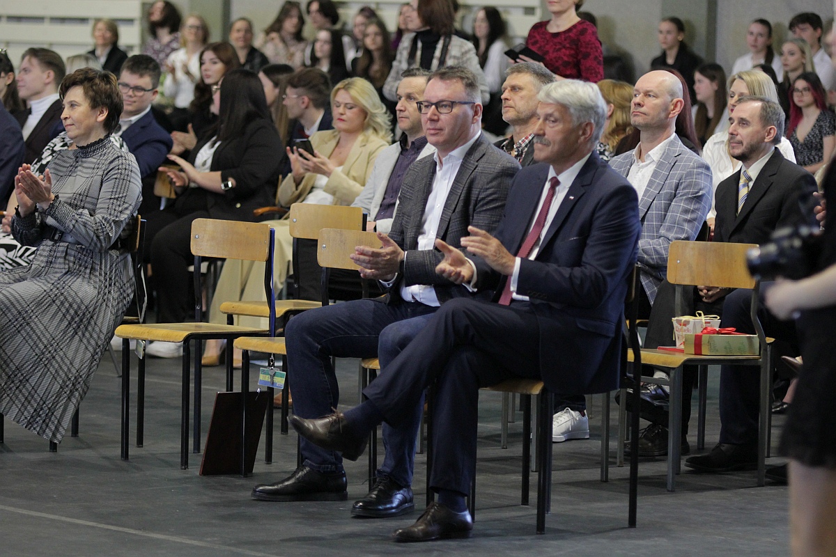 Zakończenie roku szkolnego klas maturalnych III LO [28.04.2023] - zdjęcie #90 - eOstroleka.pl