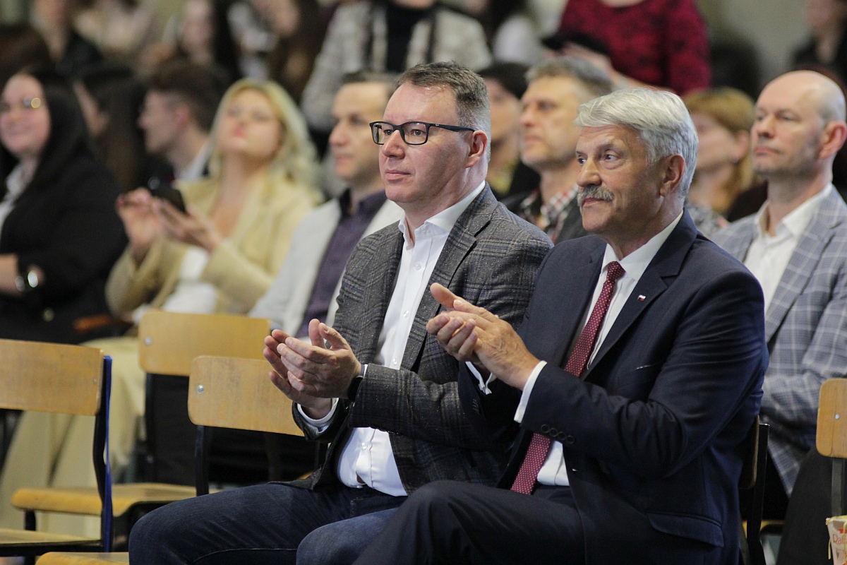 Zakończenie roku szkolnego klas maturalnych III LO [28.04.2023] - zdjęcie #89 - eOstroleka.pl
