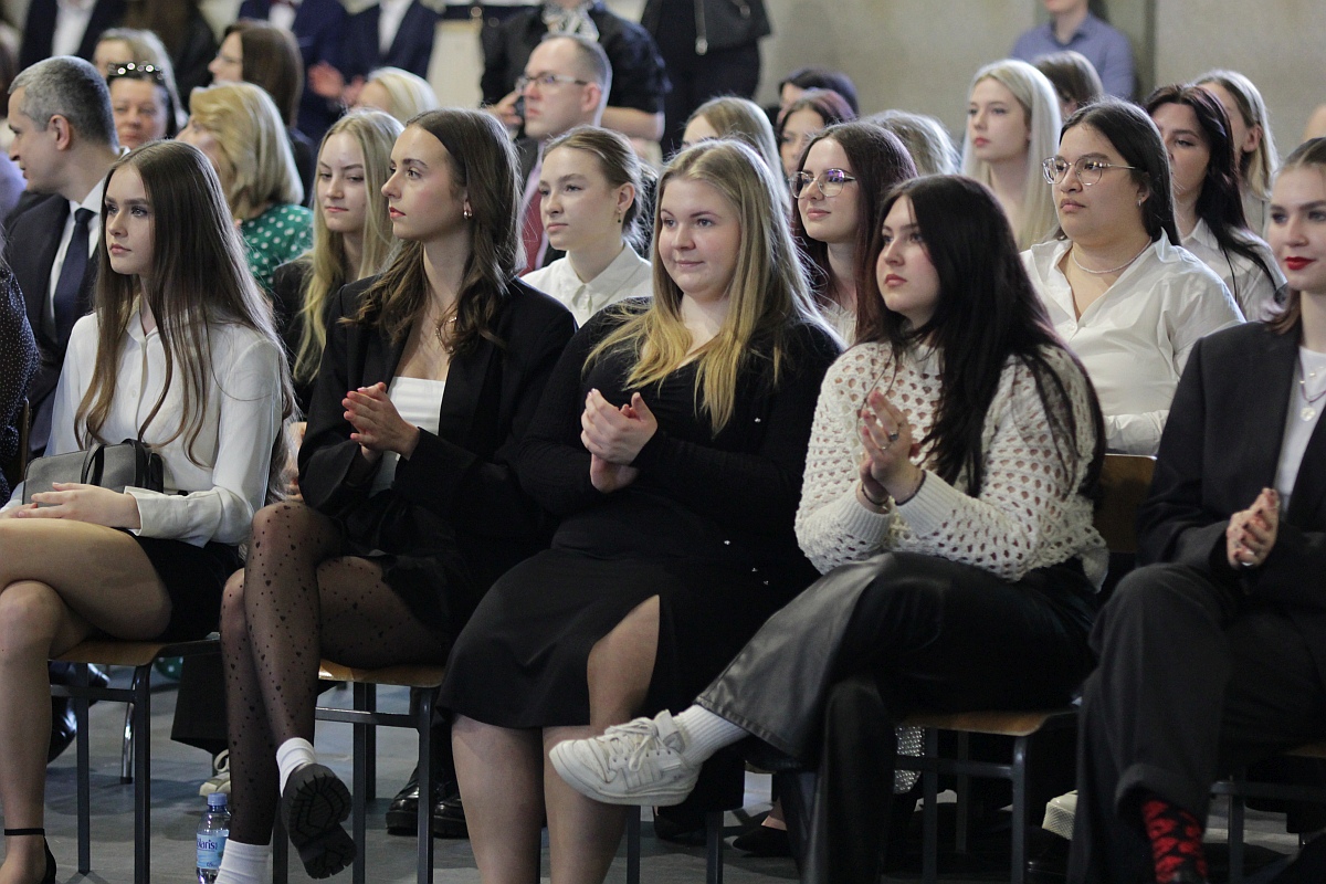 Zakończenie roku szkolnego klas maturalnych III LO [28.04.2023] - zdjęcie #88 - eOstroleka.pl