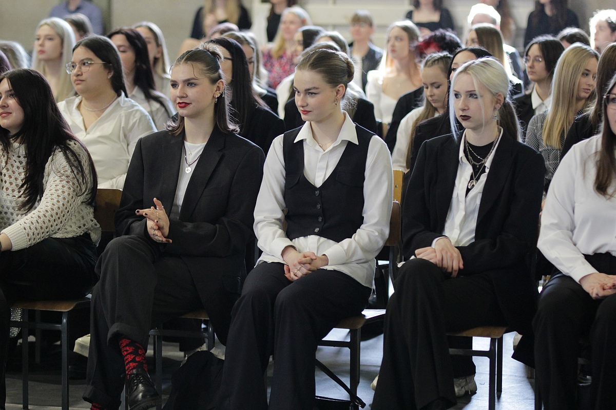 Zakończenie roku szkolnego klas maturalnych III LO [28.04.2023] - zdjęcie #87 - eOstroleka.pl