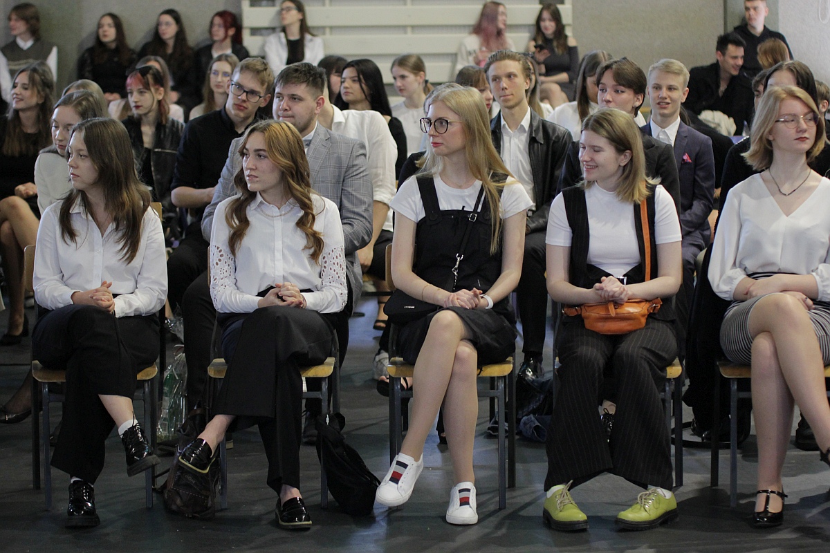 Zakończenie roku szkolnego klas maturalnych III LO [28.04.2023] - zdjęcie #86 - eOstroleka.pl