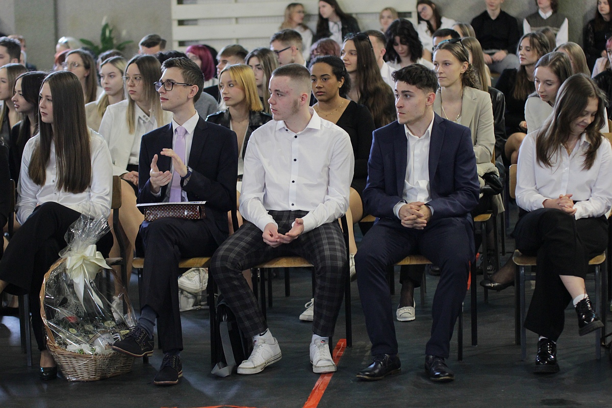 Zakończenie roku szkolnego klas maturalnych III LO [28.04.2023] - zdjęcie #77 - eOstroleka.pl