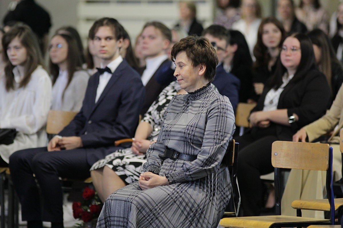 Zakończenie roku szkolnego klas maturalnych III LO [28.04.2023] - zdjęcie #69 - eOstroleka.pl